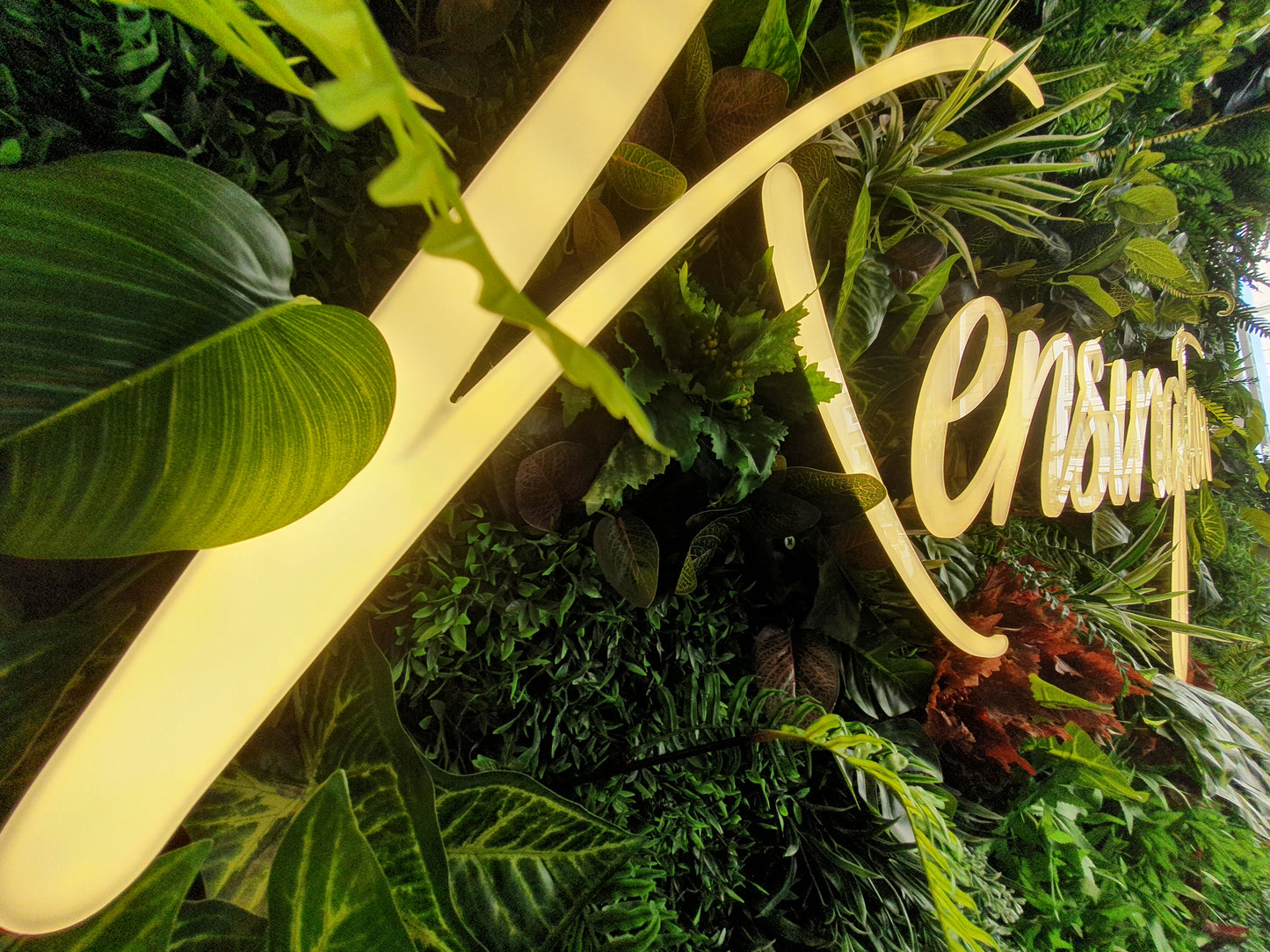 Kensington Işıklı Logo & Yaşayan Duvar Uygulaması | Yunus Emre Atayay Emlak ve Danışmanlık