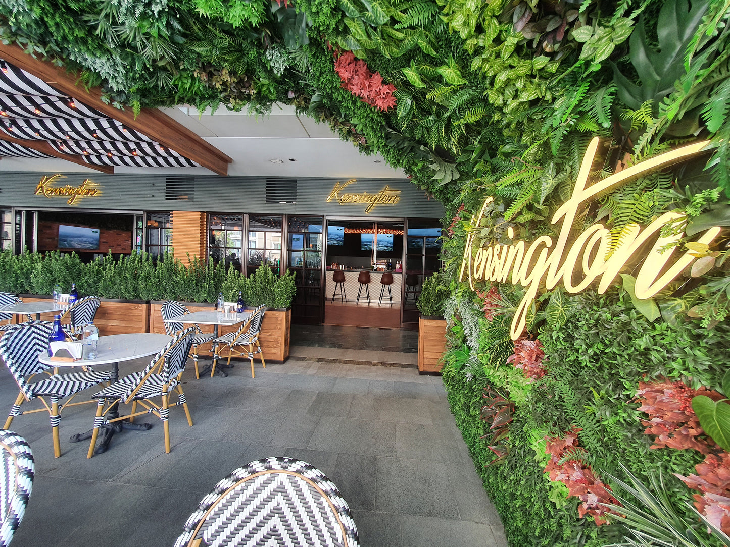 Kensington Işıklı Logo & Yaşayan Duvar Uygulaması | Yunus Emre Atayay Emlak ve Danışmanlık