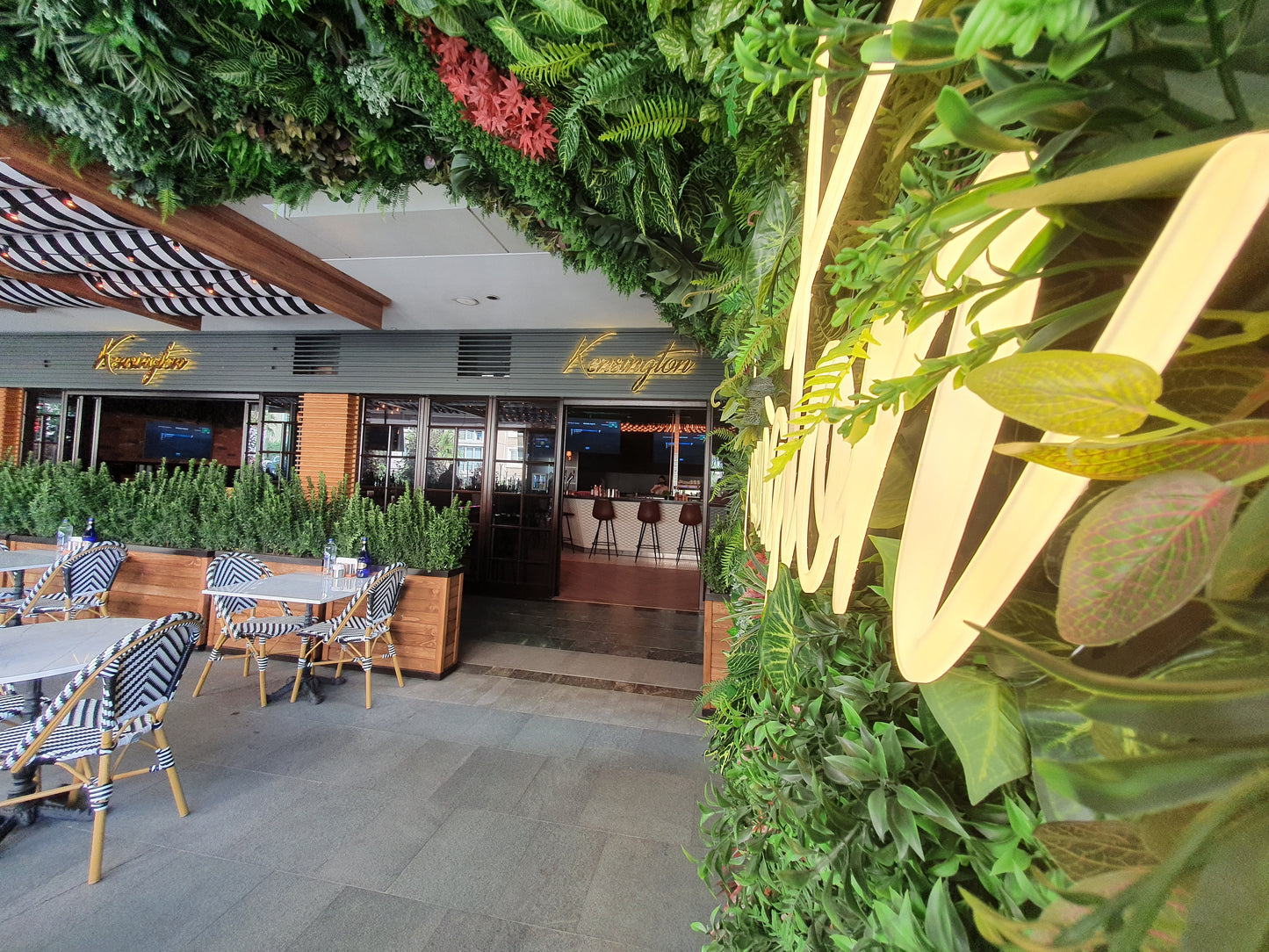 Kensington Işıklı Logo & Yaşayan Duvar Uygulaması | Yunus Emre Atayay Emlak ve Danışmanlık