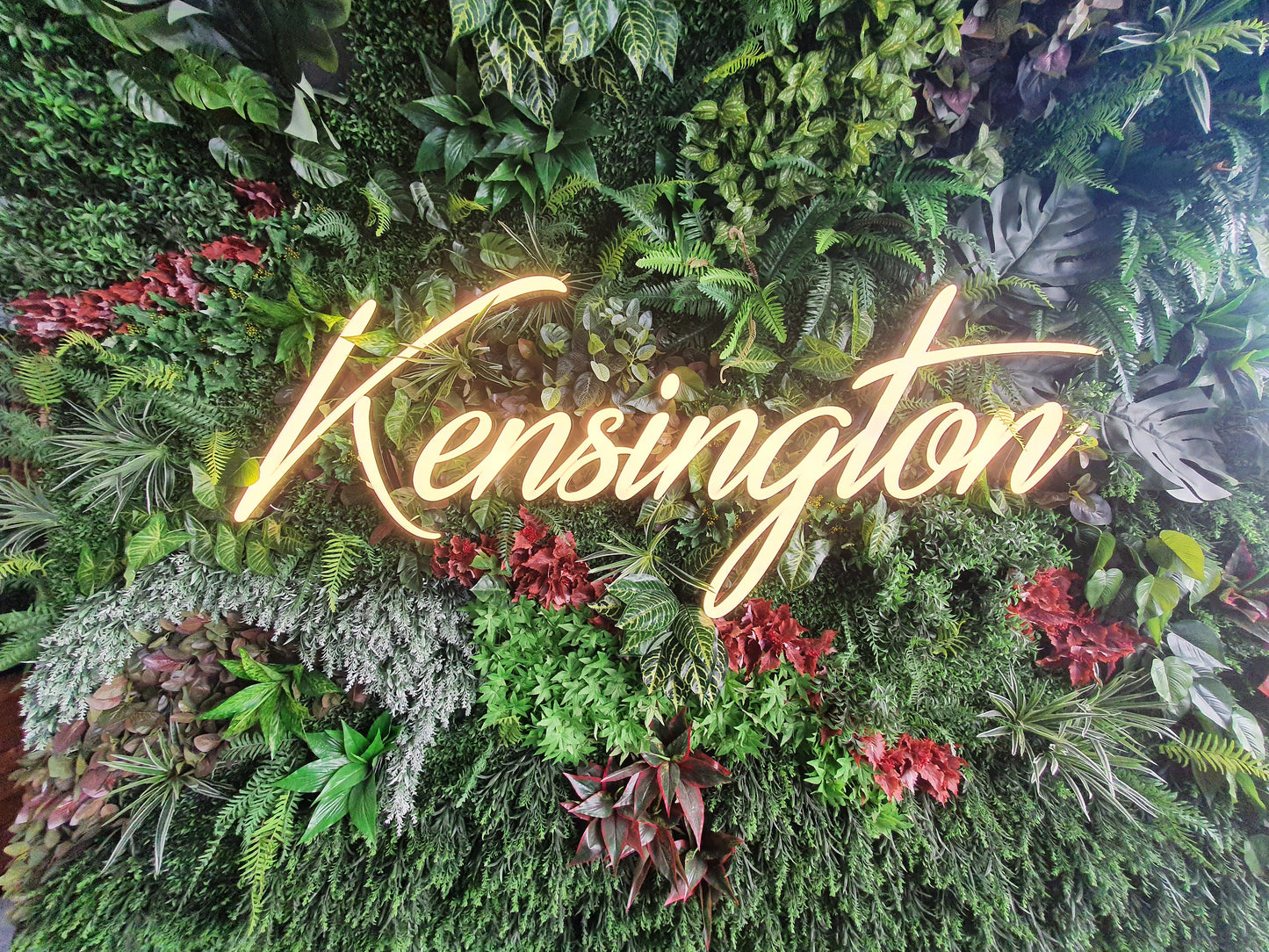 Kensington Işıklı Logo & Yaşayan Duvar Uygulaması | Yunus Emre Atayay Emlak ve Danışmanlık