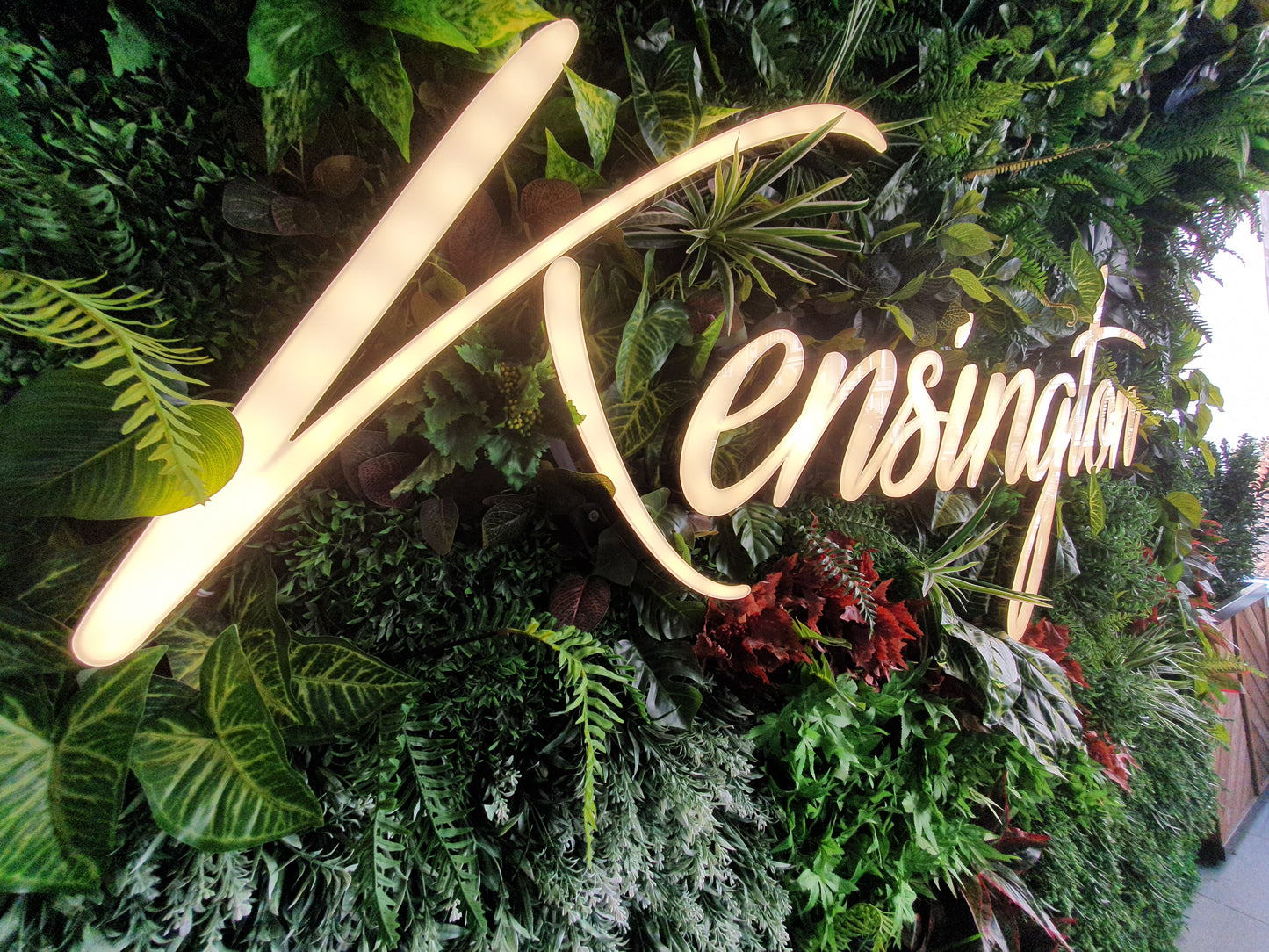 Kensington Işıklı Logo & Yaşayan Duvar Uygulaması | Yunus Emre Atayay Emlak ve Danışmanlık