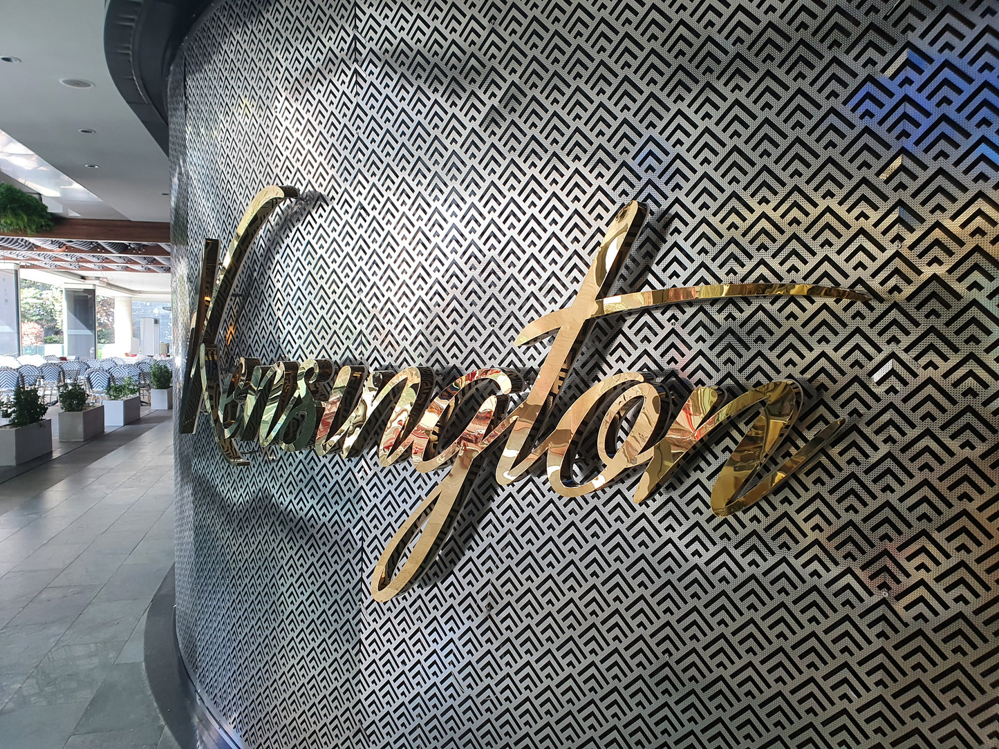 Kensington Işıklı Logo & Yaşayan Duvar Uygulaması | Yunus Emre Atayay Emlak ve Danışmanlık